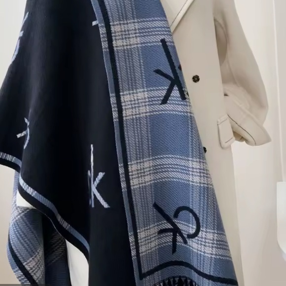 Brand new Chic Blue Scarf - Picture 3 of 4